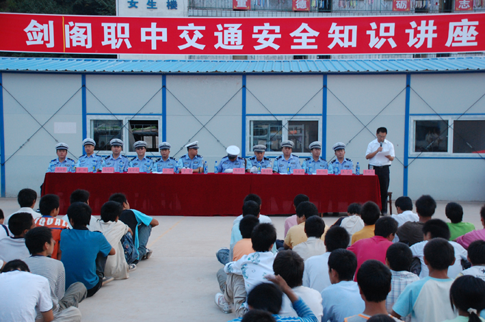 [组图]交通安全知识进座