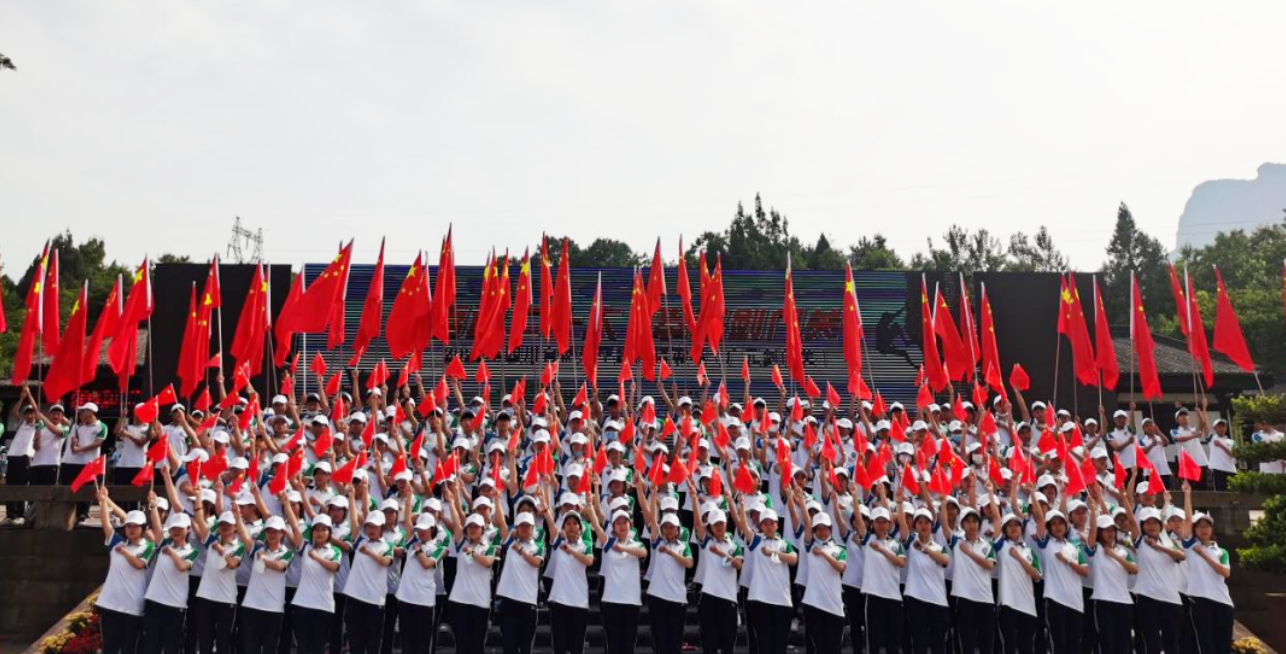 我校学生为2022年四川自然岩壁攀岩精英赛（广元剑门关）活动喝彩