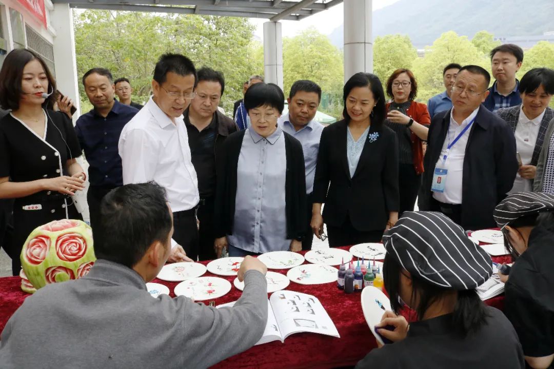 市政协副主席唐容华一行在剑阁职中调研产教融合工作