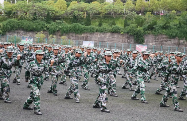 壮哉，我职中少年！剑阁职中2022级学生军训汇报表演暨表彰大会圆满成功