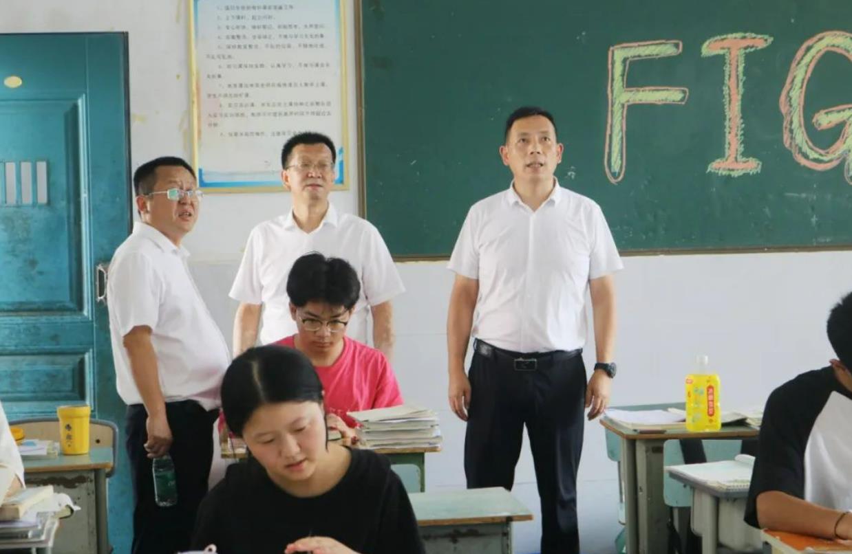 杨元督导检查剑阁职中开学工作