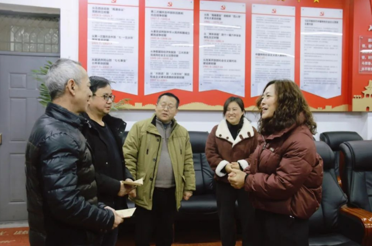 杜小琼到剑阁职中慰问教师