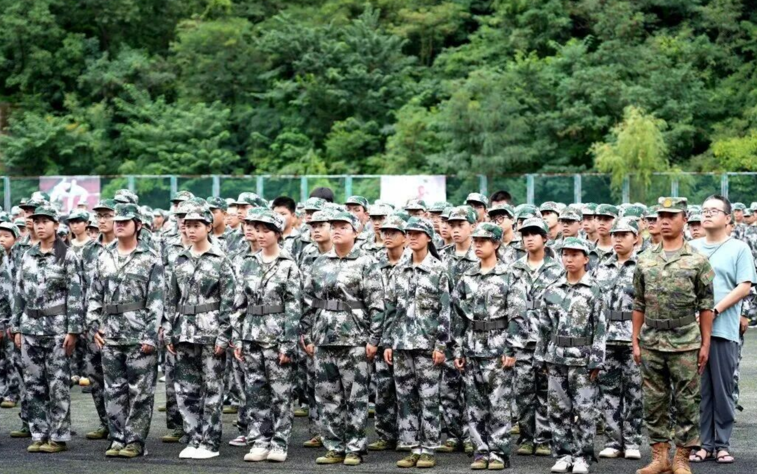 汗水铸就坚韧 步伐踏下誓言——剑阁职中召开2025级新生军事技能训练动员大会